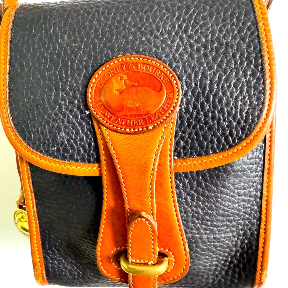 Vintage Dooney Bourke Black All Weather Leather Small Essex Crossbody Bag - Picture 2 of 6